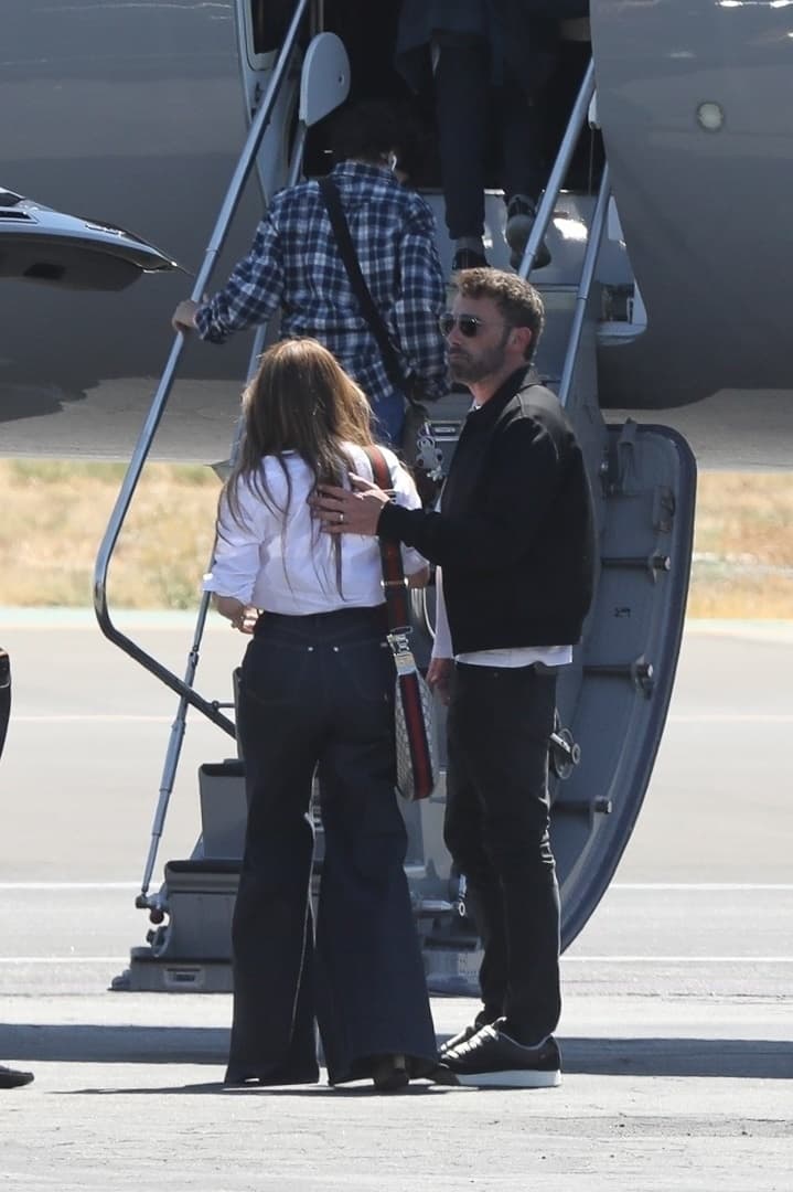 También 
<b><a href="https://www.univision.com/famosos/jlo-canta-a-duo-con-su-hija-y-la-presenta-por-primera-vez-usando-lenguaje-inclusivo-le-dijo-elle-video">se logró captar a Emme subir al avión. </a></b>
<br>