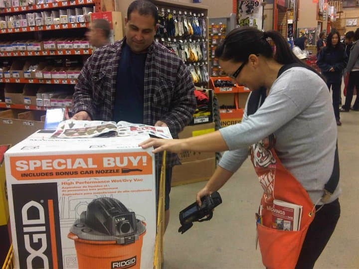 <b><a href="https://www.homedepot.com/">The Home Depot</a></b>. Fundado por Bernie Marcus y Arthur Blank en el área de Atlanta 
<b><a href="https://corporate.homedepot.com/page/home-where-our-story-begins#:~:text=Bernie%20Marcus%20and%20Arthur%20Blank,with%20a%20highly%20trained%20staff.">a finales de la década de 1970</a></b>, The Home Depot es el minorista especializado en mejoras para el hogar más grande del mundo. Cuenta con más de 2,200 tiendas en Norteamérica y la organización ofrece más de 25,000 productos.