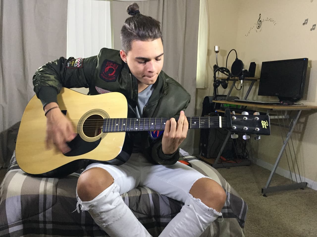 Seguramente una canción de amor. ¿Quién será la afortunada?