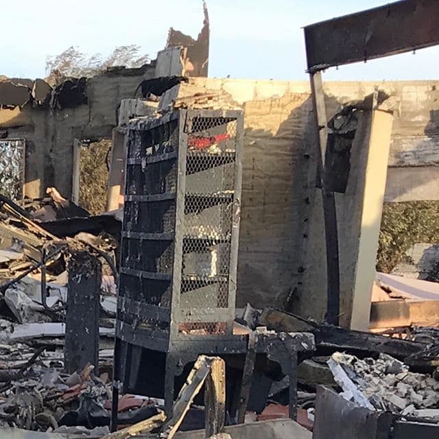 Recientemente la actriz publicó esta imagen de las ruinas de su casa: "Siempre trato de mantener una actitud positiva, no importa qué. Me dejaron un regalo. ¿Ves lo rojo en medio de la imagen? De alguna manera, mi gran corazón de cerámica logró superar el fuego. Esta obra de arte era tan frágil, que una de las alas de oro que sale de ambos lados se rompió mientras colgaba de mi pared, pero superó la destrucción masiva. Esto simplemente demuestra que el amor siempre prevalece", escribió en Instagram.