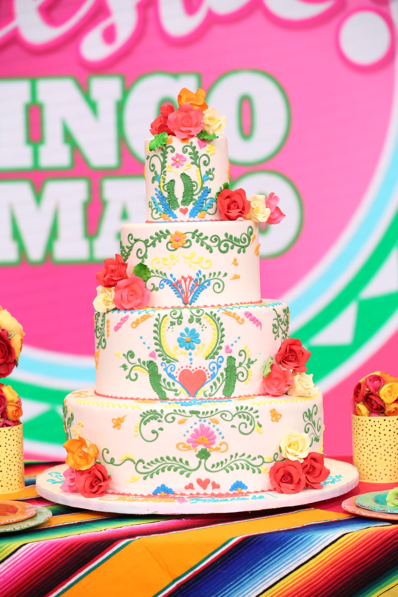 Un enorme pastel no podía faltar para celebrar y compartir con todos los amigos de las cumpleañeras.