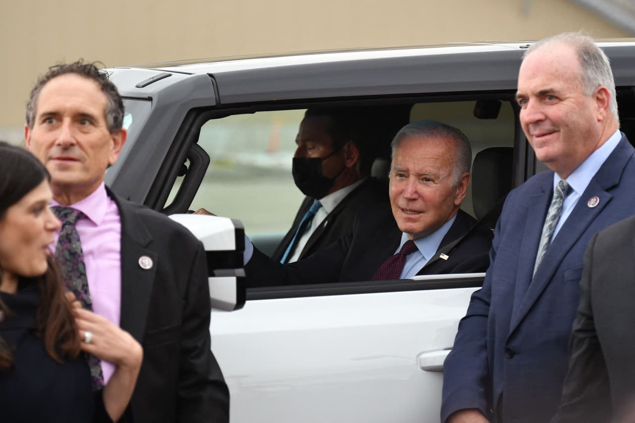 El presidente Joe Biden conduce la GMC Hummer EV 2022, la nueva camioneta eléctrica de GM, en la Factory ZERO.