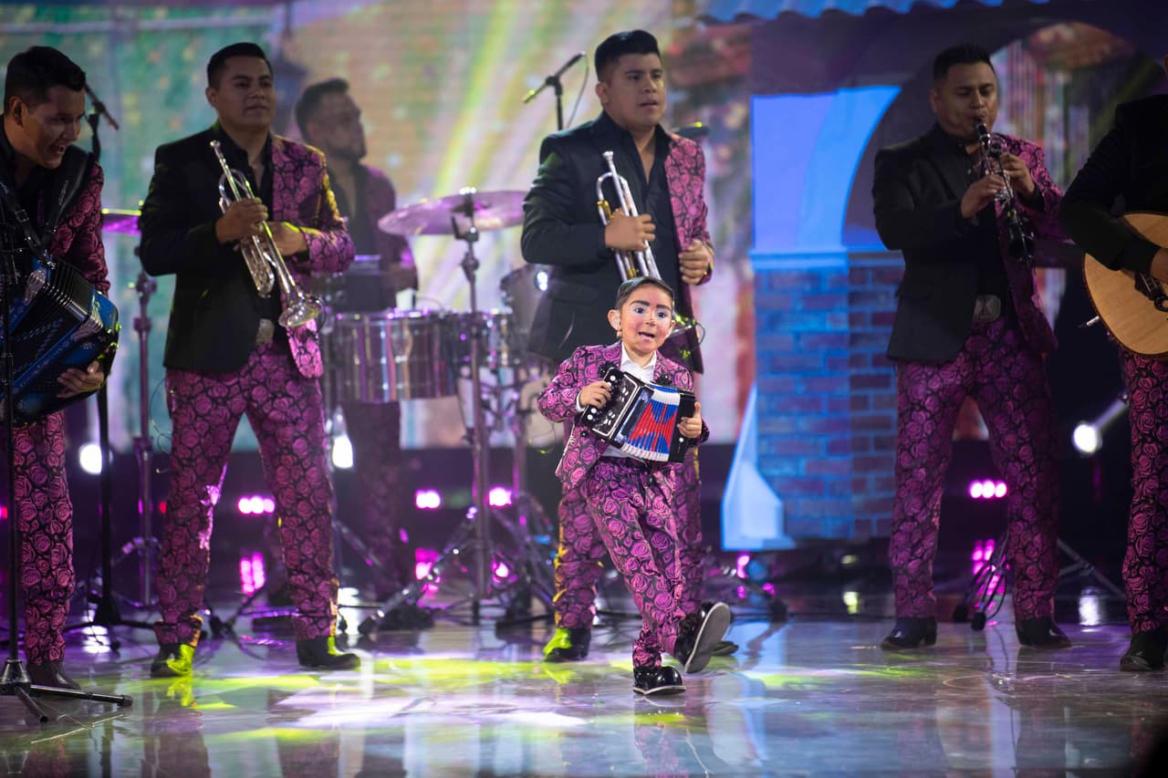 En su performance individual durante la semifinal, 'Fortachín' dejó el rock para cantar con La Trakalosa de Monterrey, reto que sacó adelante sin problema y con gran dominio del escenario.