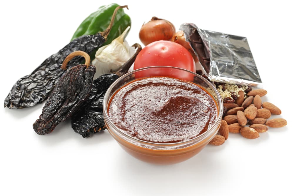 Un mole puede llevar muchos ingredientes que le dan su toque especial, pero los principales que nunca pueden faltar para tener un mole de diez son los siguientes. Toma nota para que los tengan siempre en tu cocina y no te falten en estas próximas fechas patrias.