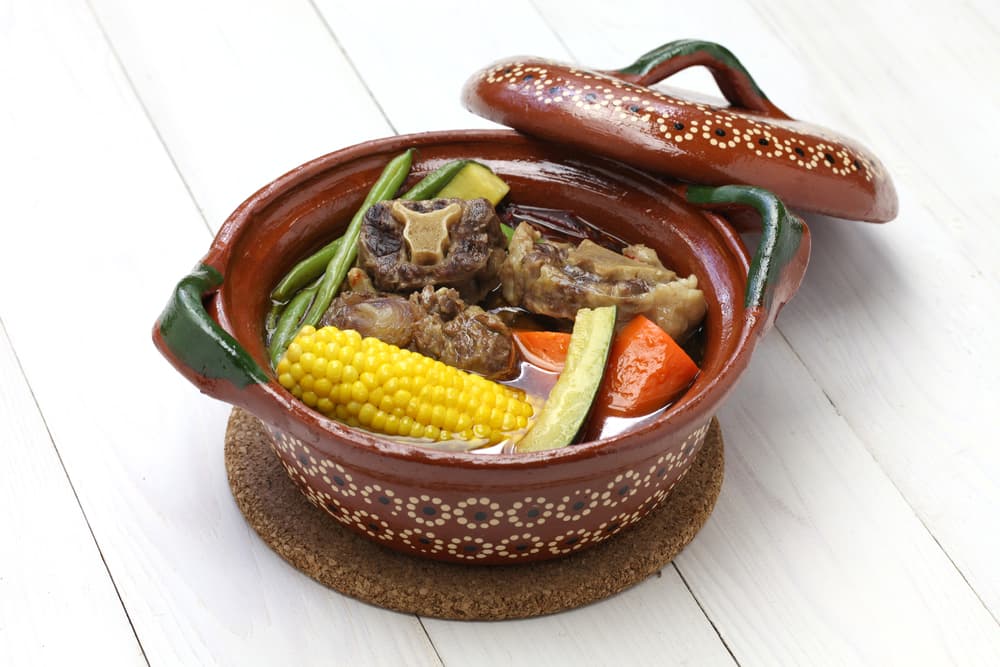 Mole de olla. Este mole es aguado o caldoso, lleva carne de res y uno de sus ingredientes es el xoconostle, una tuna ácida que le da un sabor característico. También se acompaña de verduras como por ejemplo; ejotes, elote, chayote, calabacita y papa y se sazona con epazote. Este platillo puede acompañarse de chochoyotes, que son unas bolitas de masa de maíz.