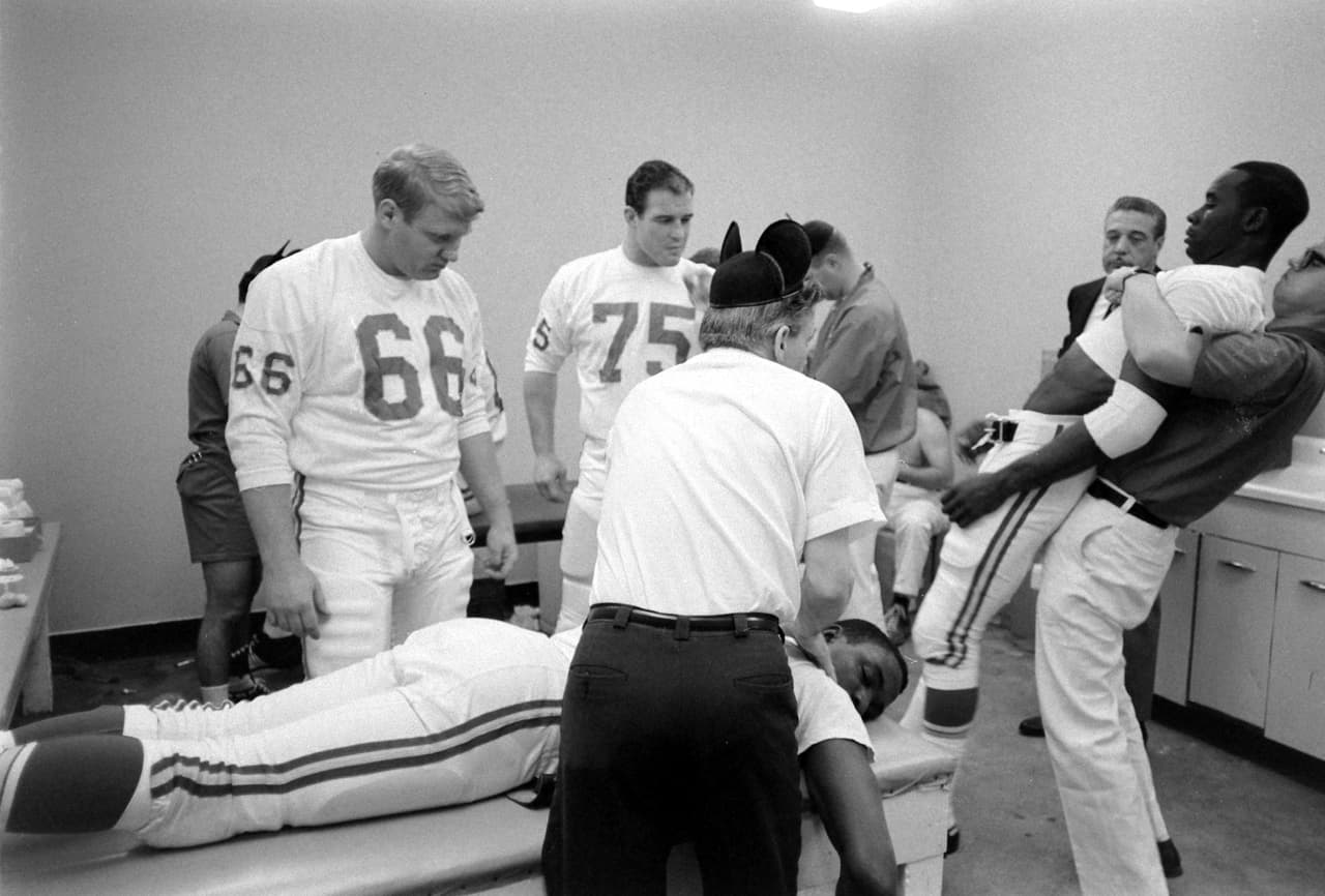 Kansas City Chiefs se estiran y reciben masaje antes del encuentro.