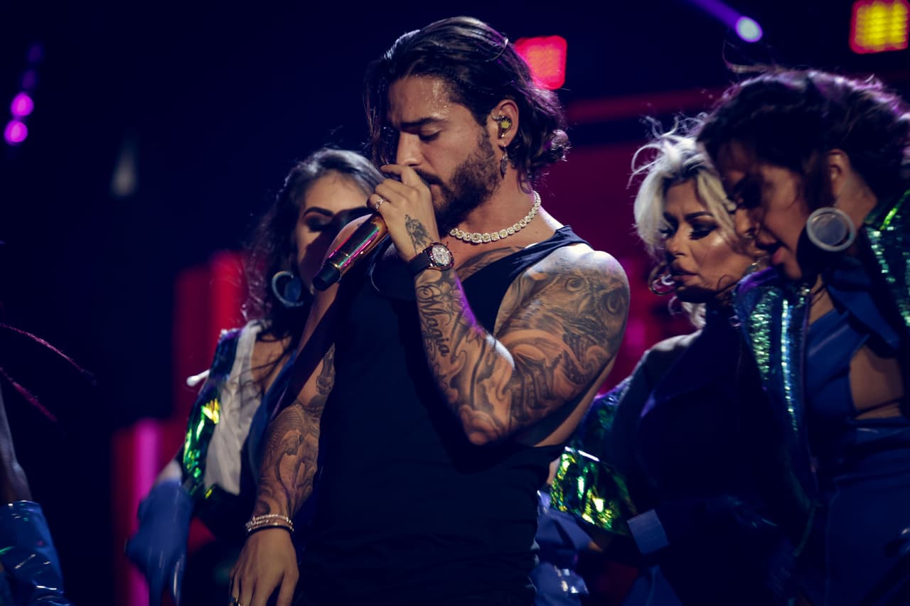 El final de 'El préstamo' resultó muy explosivo, con bailarinas y fuego en el escenario, como muestran estas fotografías.