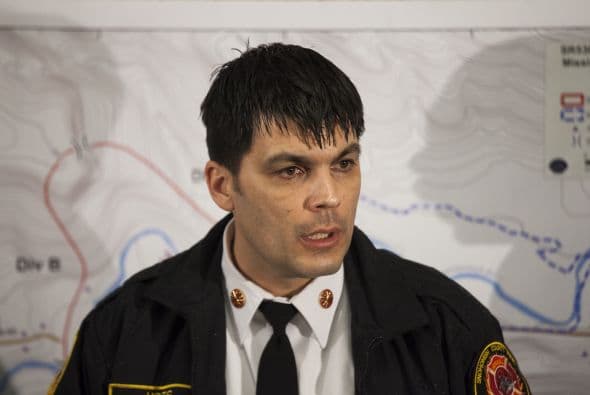 El jefe de bomberos del distrito 21 del condado, Travis Hots, expresó su "decepción" por no haber encontrado en cuatro días completos de búsqueda intensa "ningún signo de vida" y expresó sus "condolencias" a quienes han perdido a familiares en la tragedia.