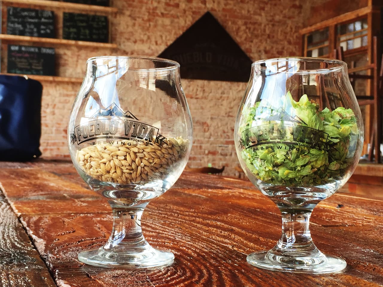 Dos de los ingredientes de la cerveza son parte de la decoración de una de las mesas de lugar.