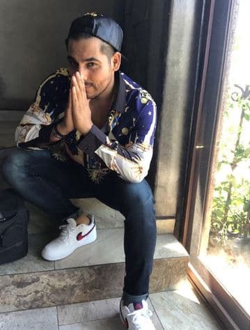 Algunos comentarios también destacaron que la vestimenta con la que ahora posa el cantante de 36 años es similar a la del cantante de reggaeton.