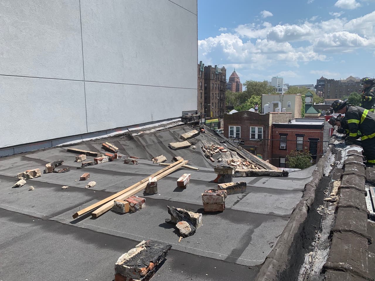 Las víctimas fueron rescatadas y transportadas al Kings County Hospital Center.