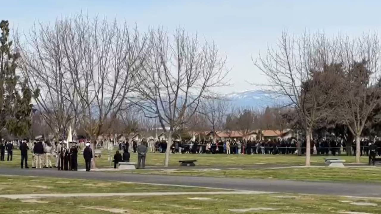 Muchos elementos policiacos acompañaron a la familia del oficial Carrasco Jr.