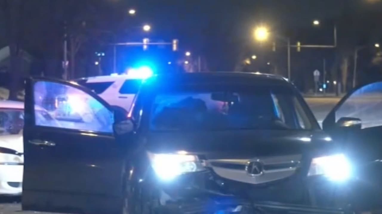 Los cuatro dentro del automóvil y el conductor del SUV fueron llevados al Centro Médico Einstein por médicos.
<br>La niña de un mes fue declarada muerta en el hospital. Su madre está estable con golpes y hematomas, dijo Small.