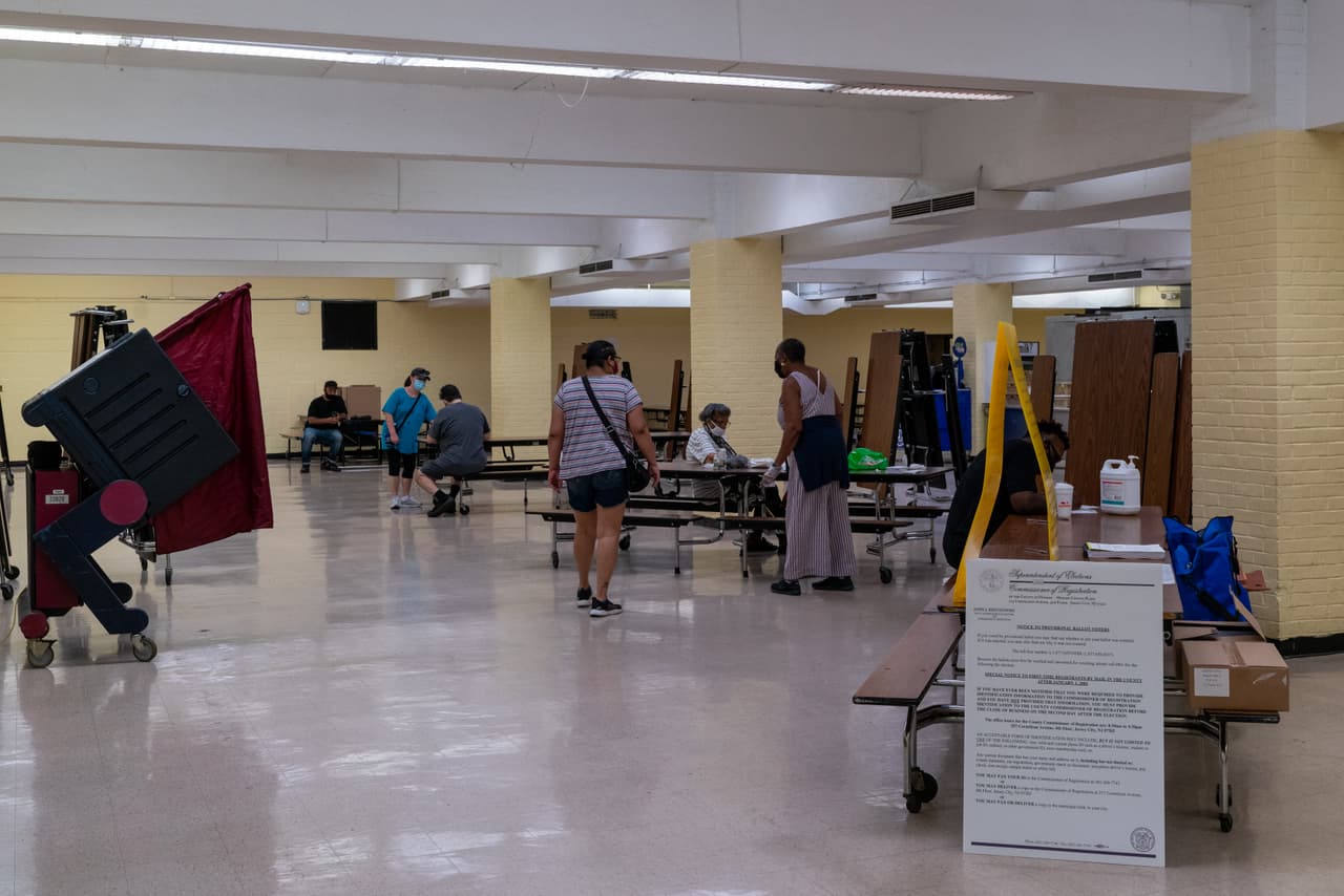Votantes emiten su voto en las elecciones primarias en la Escuela 11 en Jersey City, Nueva Jersey. En el segundo distrito (que incluye la costa de Jersey, el oeste y los suburbios de Filadelfia) cinco demócratas buscan la nominación del partido para desafiar Jeff Van Drew, el representante demócrata convertido en republicano quien cuenta con el apoyo del presidente Donald Trump.