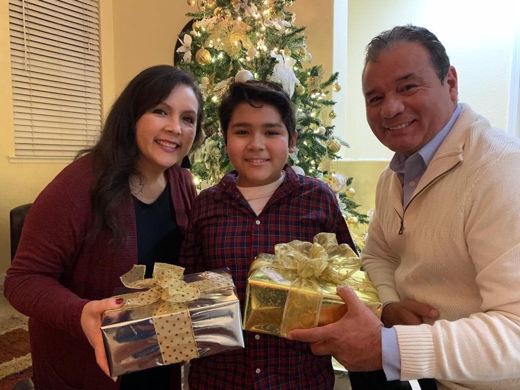 Jairo Díaz-Pedraza y su familia adornaron de blanco y gris su árbol de Navidad.
