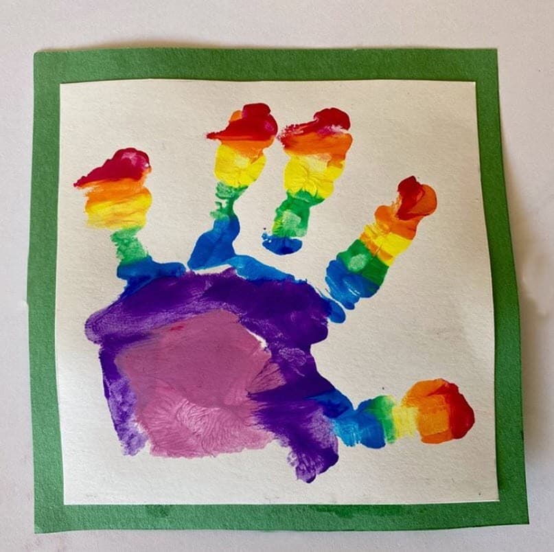 En ellas se aprecia a 
<b>Louis Arthur Charles con las manos llenas de pintura</b> tras haber puesto su huella en una hoja de papel.
<br>