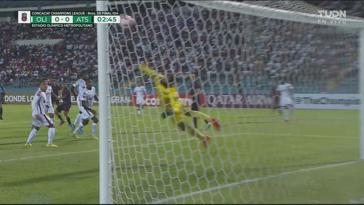 ¡Manotazo salvador! Menjívar saca el disparo potente de Flores