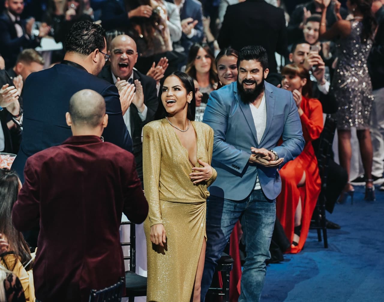 A pesar de que Natti Natasha tuvo varias presentaciones en el escenario, tuvo tiempo de convivir con sus colegas y hasta compartió un rato con Jerry Rivera (ahora con un look de barba).