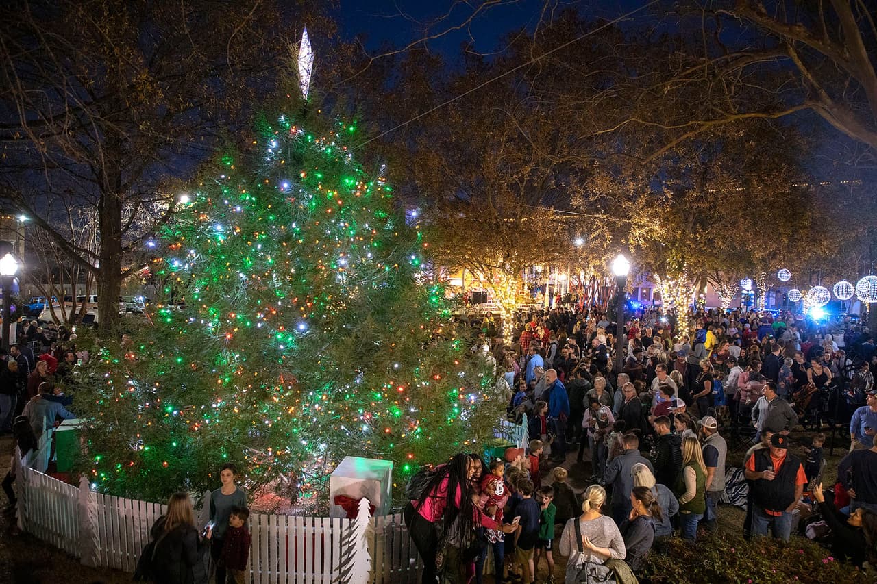 <b>Evento</b>: Christmas Tree Lighting & Santa on the Square - Marietta
<br>
<b>Fecha</b>: 30 de noviembre
<br>
<b>Lugar</b>: Glover Park. Historic Marietta Square
<br>
<b>Sitio web</b>: 
<a href="https://www.mariettaga.gov/208/Christmas-Tree-Lighting-Santa-on-the-Squ">https://www.mariettaga.gov/208/Christmas-Tree-Lighting-Santa-on-the-Squ</a> 
<br>
<br>Comienza las fiestas con la llegada de Papá Noel a la plaza. La diversión comienza a las 4 p.m. con presentaciones de coros de iglesias y escuelas locales, luego Santa hace su gran entrada para ayudar al a encender el árbol.