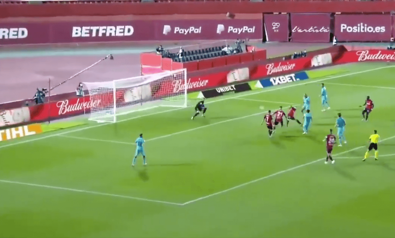 El tiro justo se incrustó en el ángulo superior izquierdo de la portería defendida por Manolo Reina que se estiró tanto como pudo, pero el balón iba esquinado.