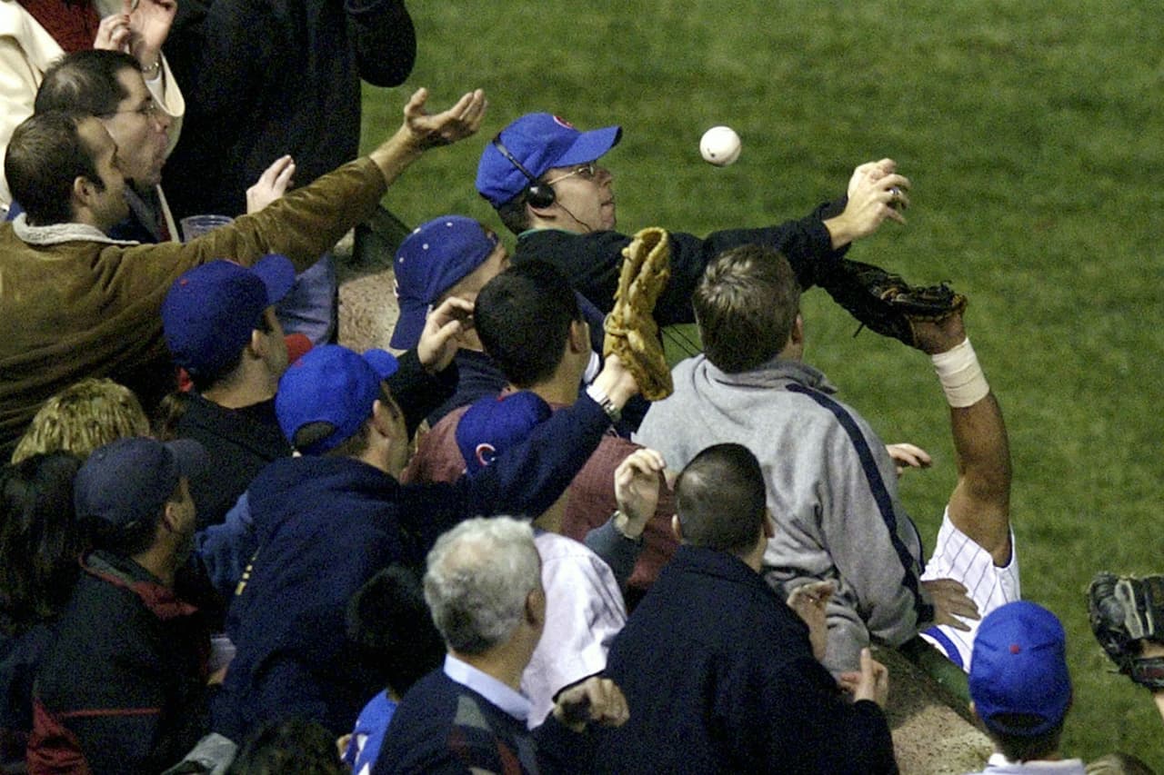 El momento en que Steve Bartman le quitó la pelota a Moisés Alou.
