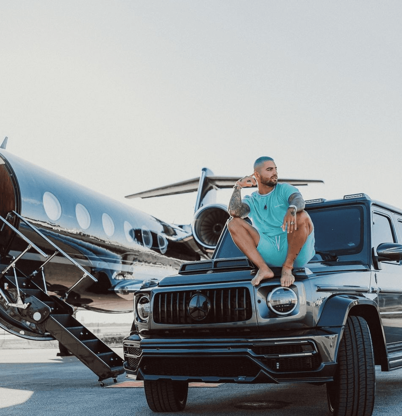 El ’Pretty Boy’, Maluma, posó mostrando su lujoso avión privado y automóvil negro, foto con la que una vez más demuestra su apoyo a los artistas colombianos vistiendo un ’look' azul al mejor estilo de Karol G.