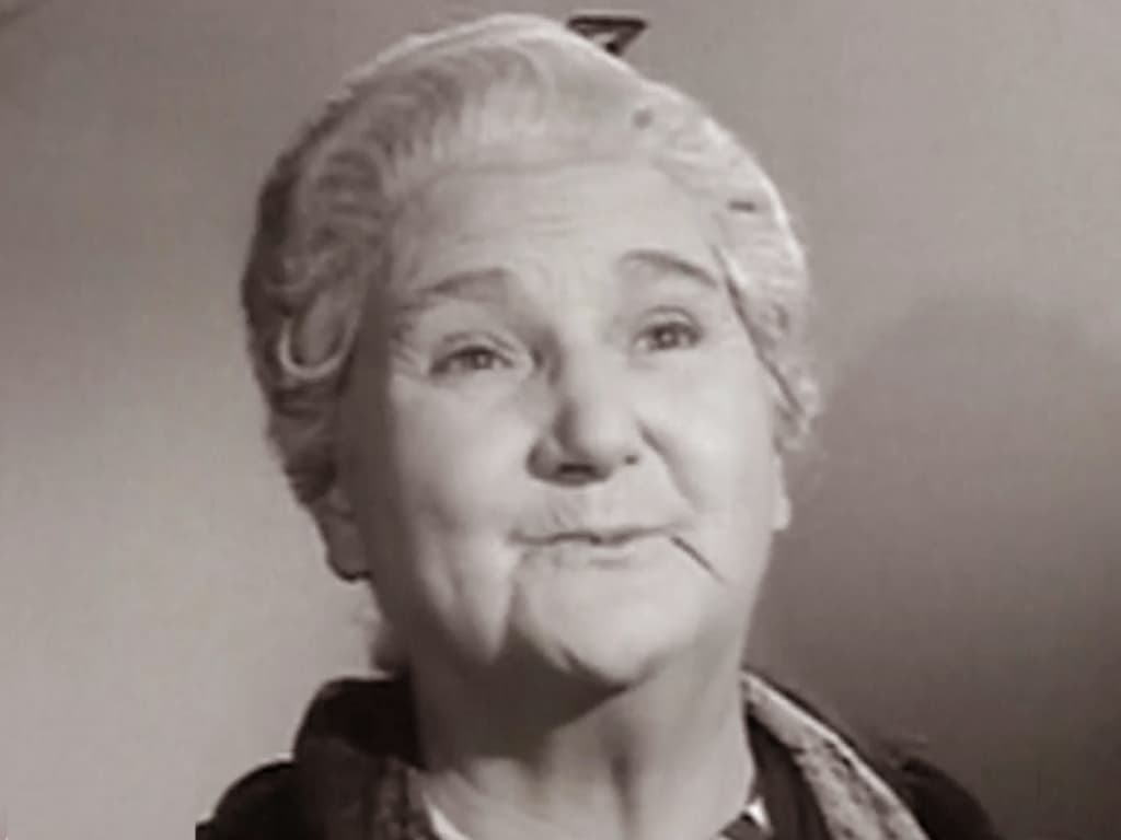 Para darle más realismo a su personaje Sara se sacó 14 dientes que le marcarían las comisuras de los labios a sus 45 años de edad. Su personaje fue tan elogiado que siguió interpretando a más abuelitas, ganándose el sobrenombre de 'La abuelita del cine mexicano'.