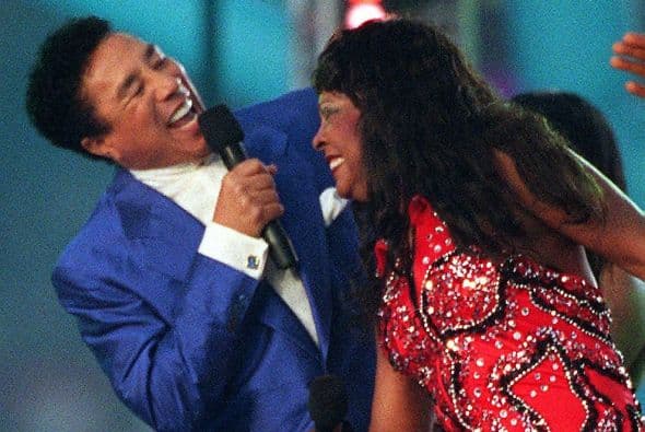 Smokey Robinson y Martha Reeves amenizaron el descanso del Super Bowl XXXII en el estadio Qualcomm de San Diego, California.