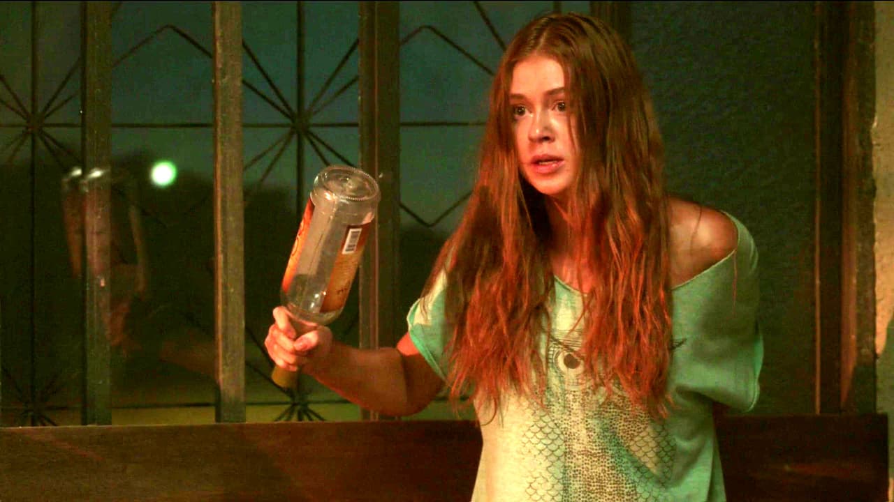 Eliza vivía en 'Campo claro' temerosa de su padrastro Dino, quien repetidamente trató de abusar de ella.