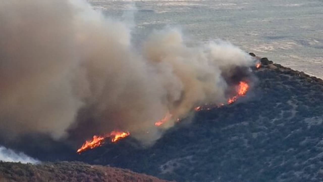 Vientos y material combustible en la zona dan impulso a las llamas del incendio Contreras