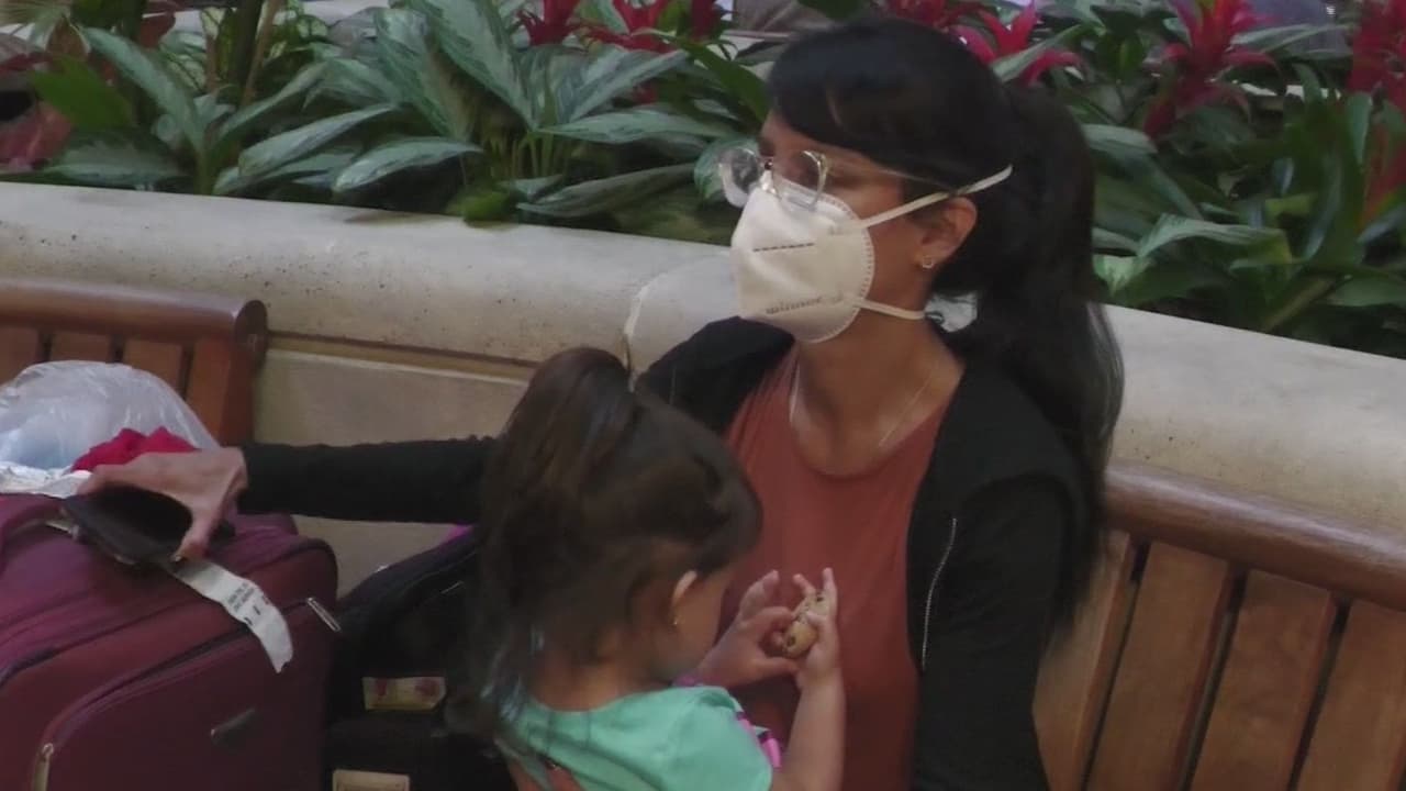 Viajera varada en aeropuerto de Orlando denuncia que la aerolínea le prometió hospedaje, pero no cumplió