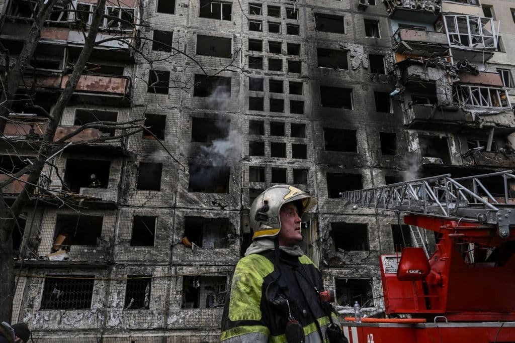 "A partir de las 07:40, los cuerpos de
<b>dos personas fueron encontrados</b> en un edificio de apartamentos de nueve pisos, tres personas fueron hospitalizadas y nueve personas fueron tratadas en el lugar", dijo el servicio de emergencia en Facebook.