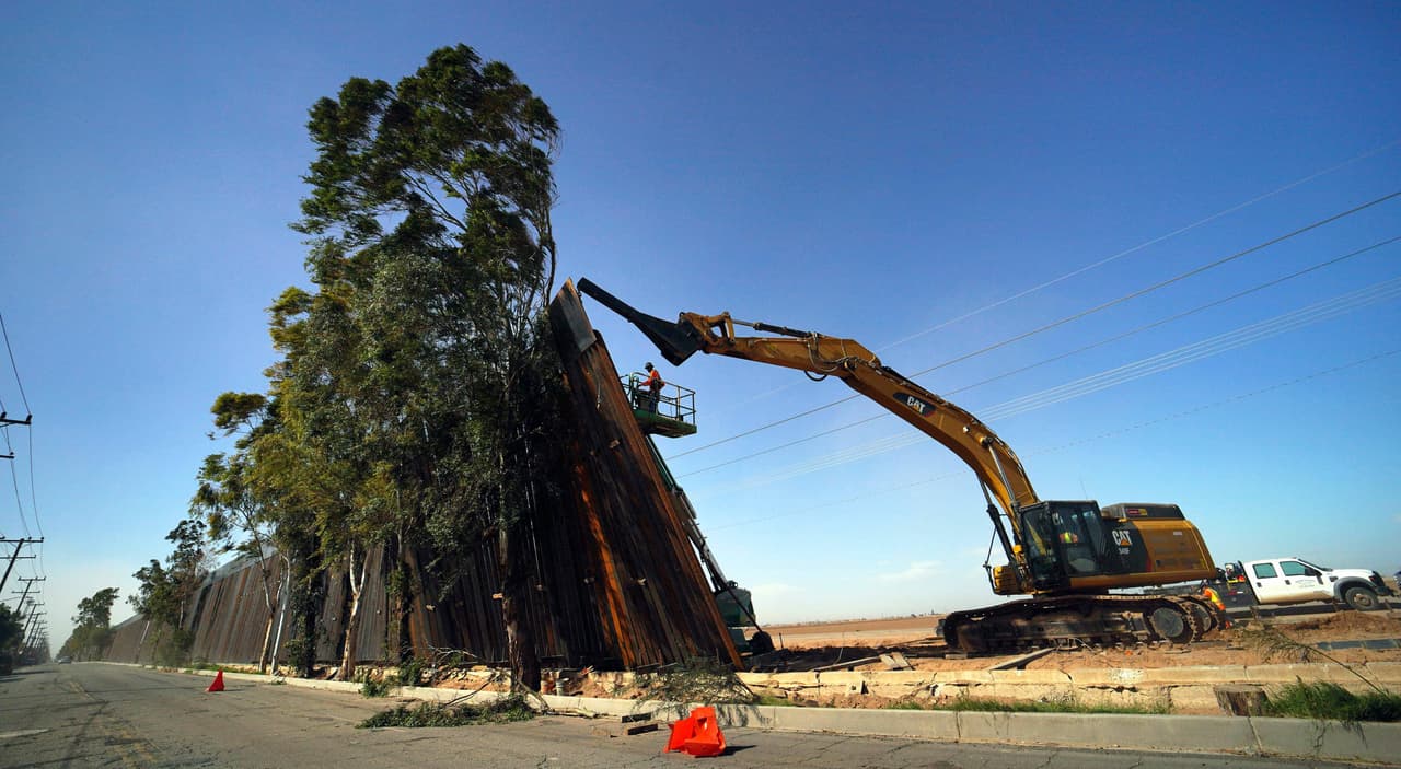 Fuertes vientos derriban parte del muro fronterizo