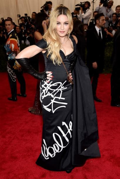 Madonna también vistió de Jeremy Scott, pero con un atuendo más discreto.