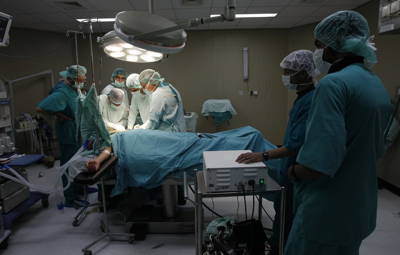 <b>7. Cirujanos ortopédicos, (excepto pediátrico):</b> ganan un salario de $273,980 al año.