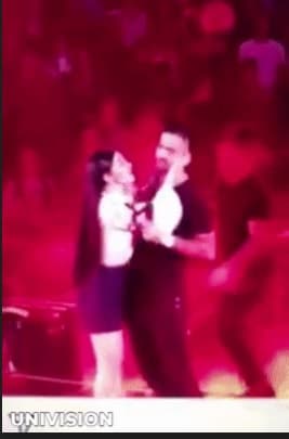 A
<b>Maluma </b>se le complicó su primera vez en un palenque luego de que una fanática lo interrumpiera para pedir una foto pero, al querer besarlo, el cantante la rechazó, se dice que la mujer estaba en estado de ebriedad.