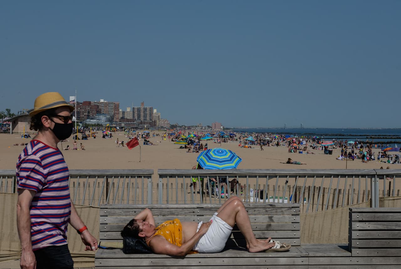 Con el fin de que todos los neoyorquinos puedan inmunizarse, la ciudad estará llevando la vacuna contra el COVID-19 a los sitios más populares del verano.