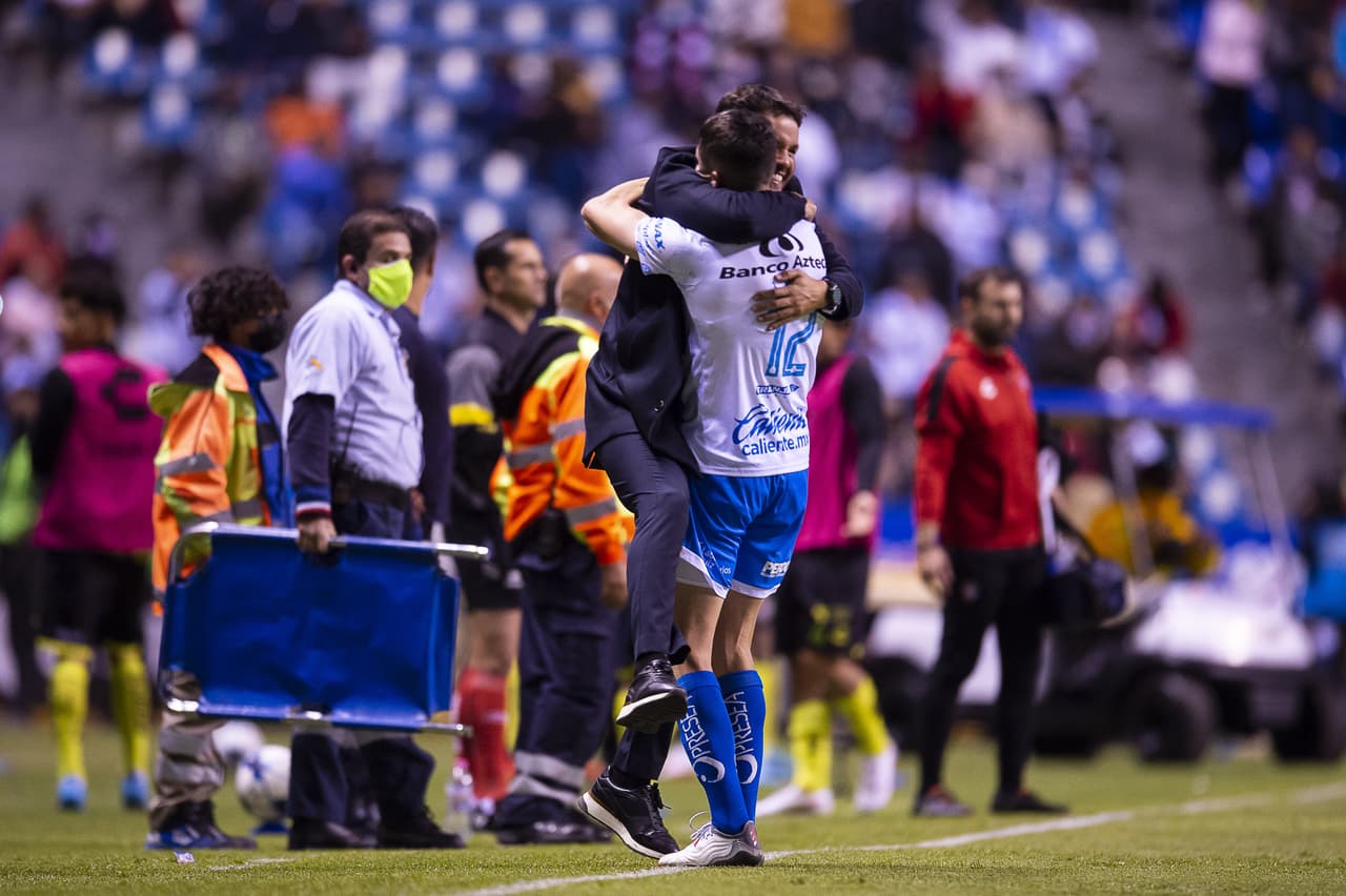 El segundo tiempo trajo nuevas emociones con el golazo de Israel Reyes al 49’, pero una falta previa revisada por el VAR echaba para atrás el disparo al ángulo del jugador poblano.