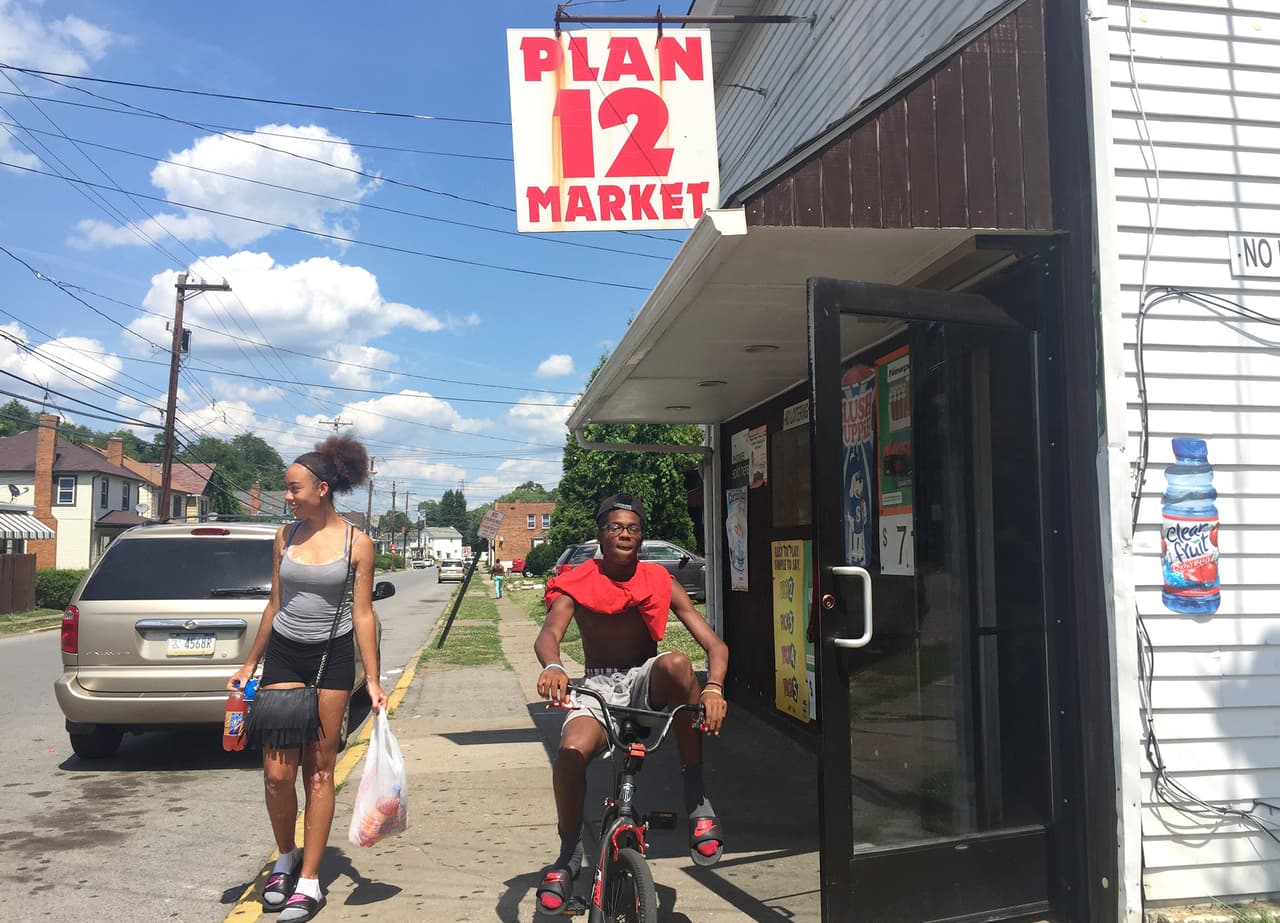 Clientes saliendo de Plan 12 Market, Aliquippa