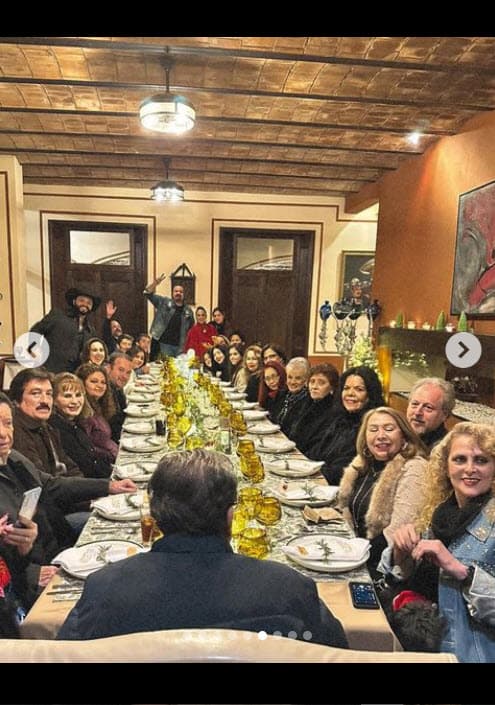 En las fotos se le vio no solo reunida con su papá, 
<b><a href="https://www.univision.com/famosos/esto-hicieron-angela-aguilar-y-sus-hermanos-para-que-su-papa-le-diera-mas-importancia-a-su-cumpleanos-video" target="_blank">Pepe Aguilar, y sus hermanos</a></b>
<a href="https://www.univision.com/famosos/esto-hicieron-angela-aguilar-y-sus-hermanos-para-que-su-papa-le-diera-mas-importancia-a-su-cumpleanos-video" target="_blank">,</a> sino también con otros familiares y amigos. 
<br>