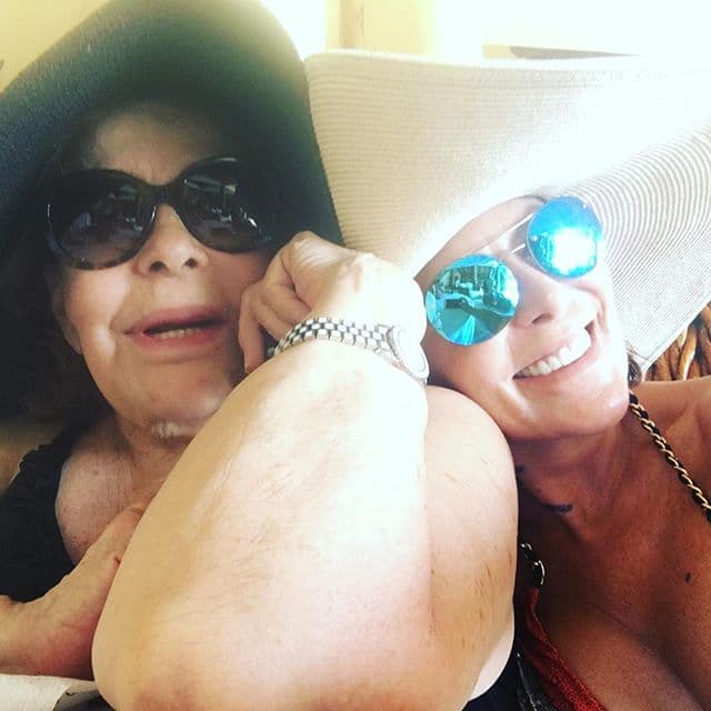 Por si fuera poco, "La Reina de Corazones" también comparte la belleza natural de su madre, Silvia Pinal.