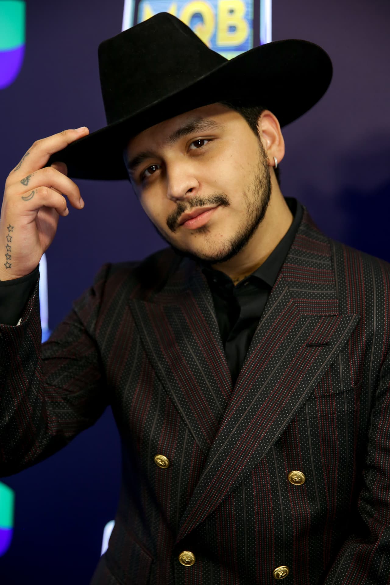 Christian Nodal, cantante originario de Caborca, Sonora, estuvo de invitado musical en el último programa de la octava temporada de MQB.
<br>