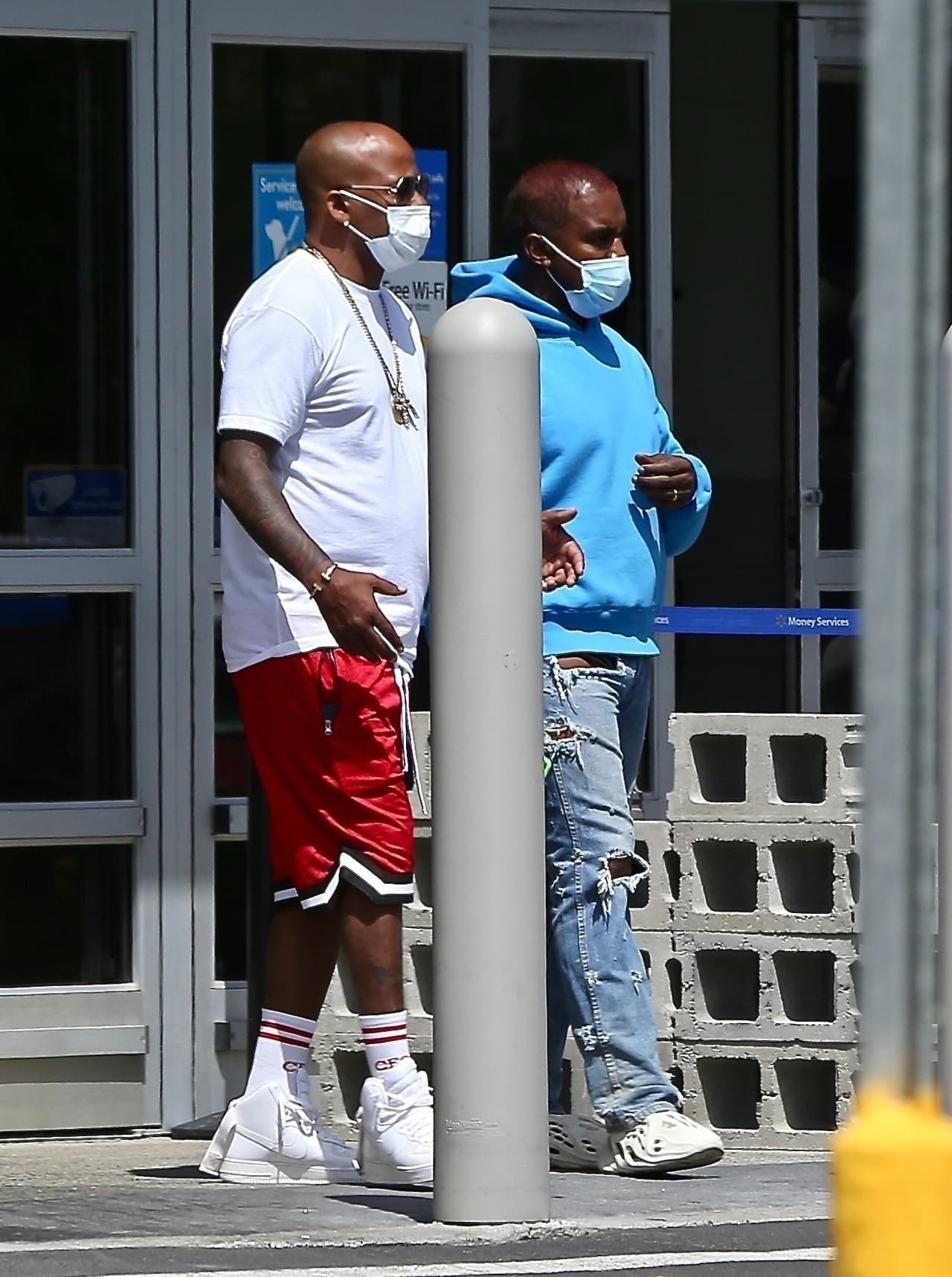 El informante dijo que el artista 
<b>"se sintió incómodo" </b>porque "había mucha gente adentro" y, por lo tanto, decidió irse. 
<br>