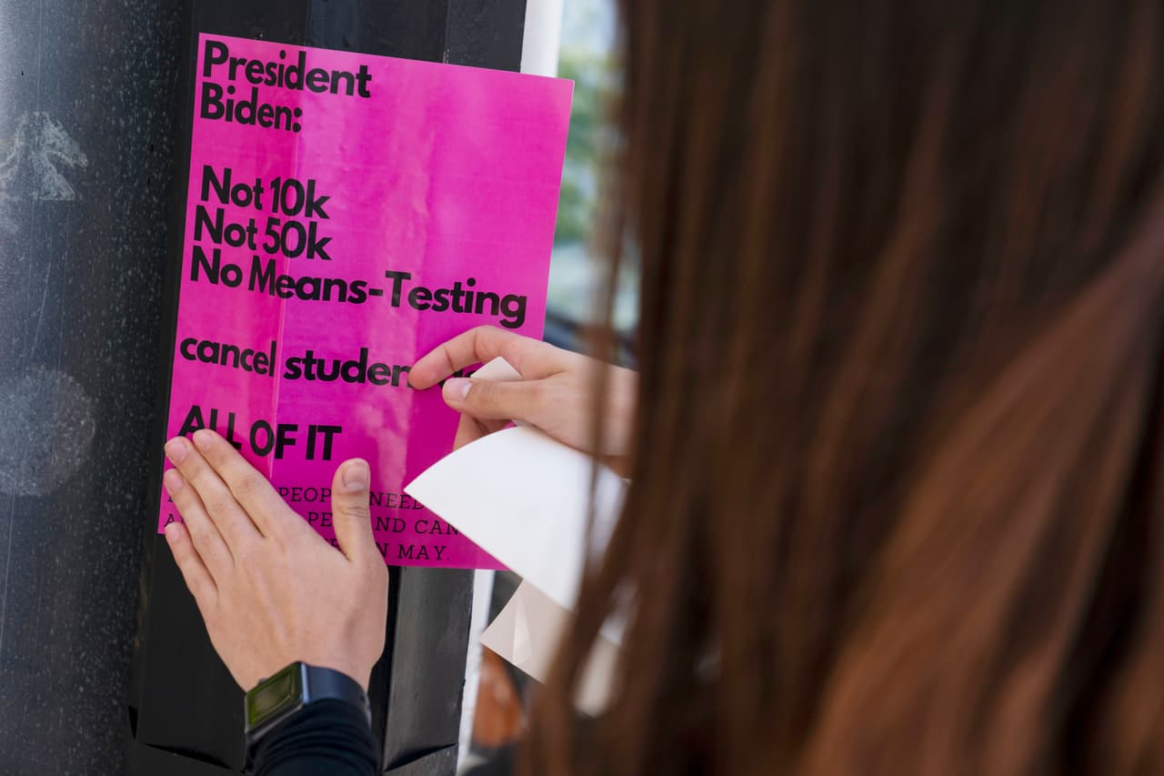 Biden cancela $6,000 millones en deuda estudiantil de víctimas de fraudes educativos en EEUU