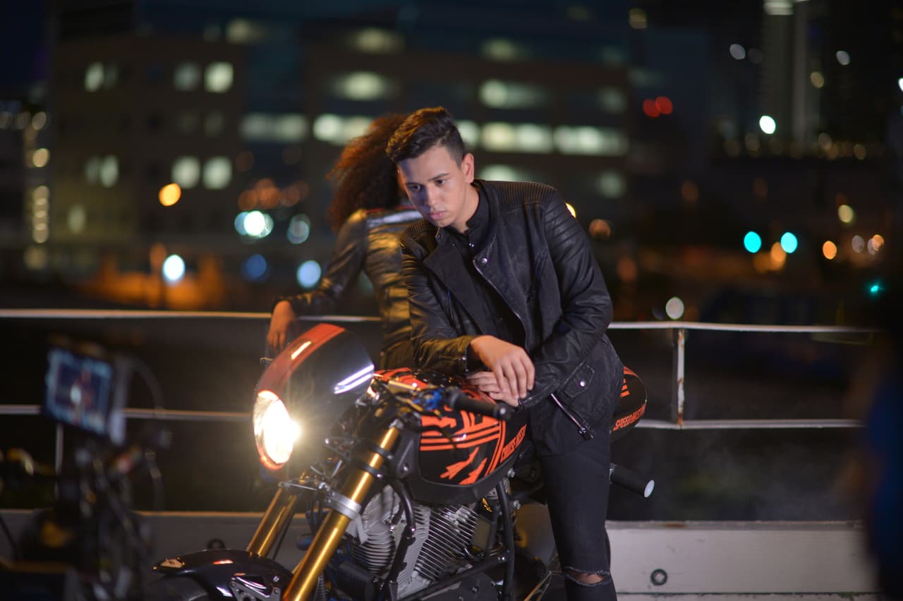 Jorge, Kevin, Garmandy, Aimeé, Megamy y April superaron los obstáculos que se presentaron en los ensayos y en la grabación del videoclip de "Rebelde". El resultado final fue un vídeo con fuerza y mucha pasión.