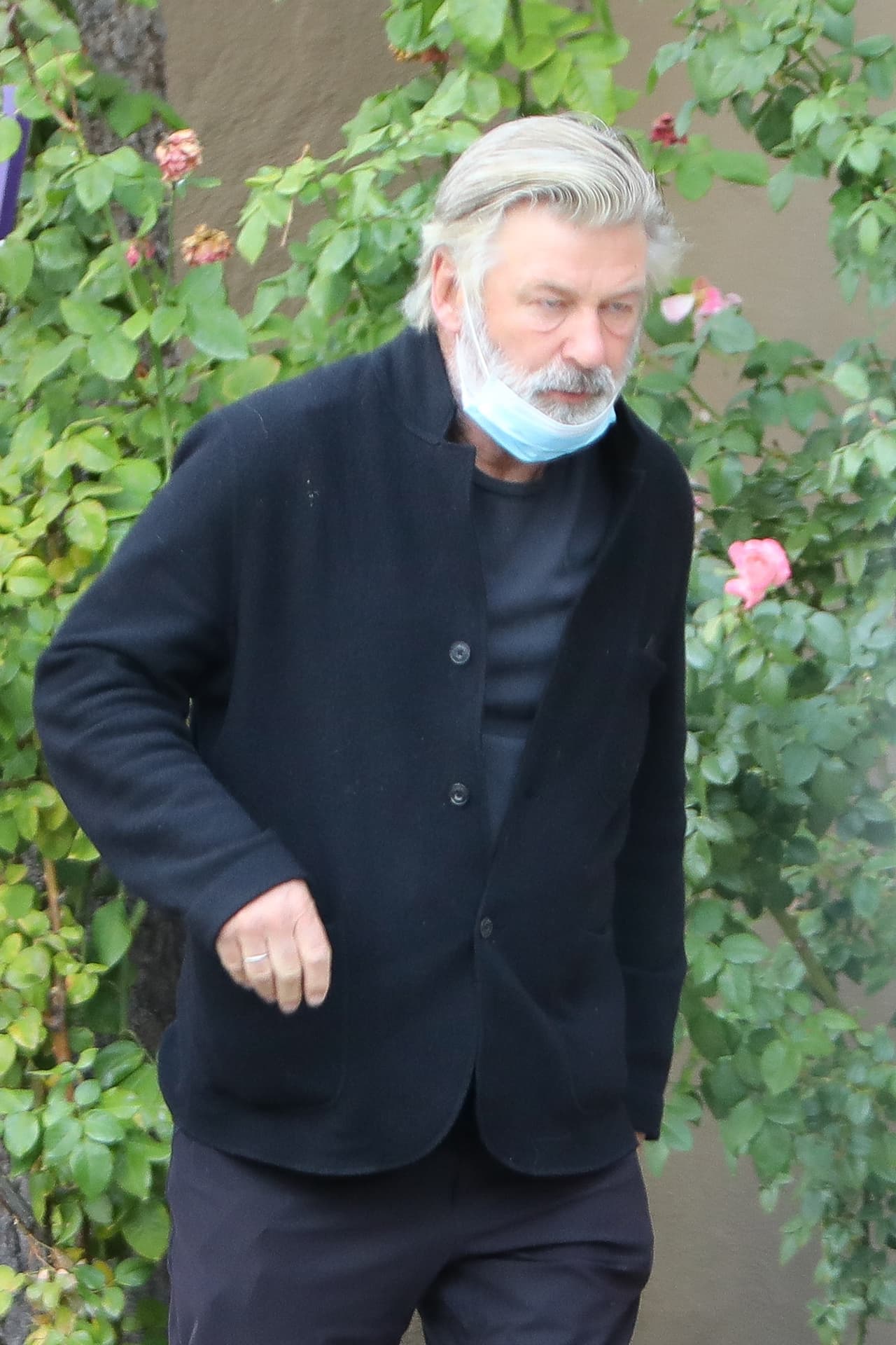 "Honestamente, 
<b><a href="https://www.univision.com/shows/el-gordo-y-la-flaca/abogado-detalla-la-situacion-legal-que-alec-baldwin-podria-vivir-tras-el-accidente-en-el-que-esta-involucrado-video" target="_blank">no se veía bien</a></b>", compartió una fuente de People sobre cómo se encontraba Alec Baldwin esa mañana. 
<br>