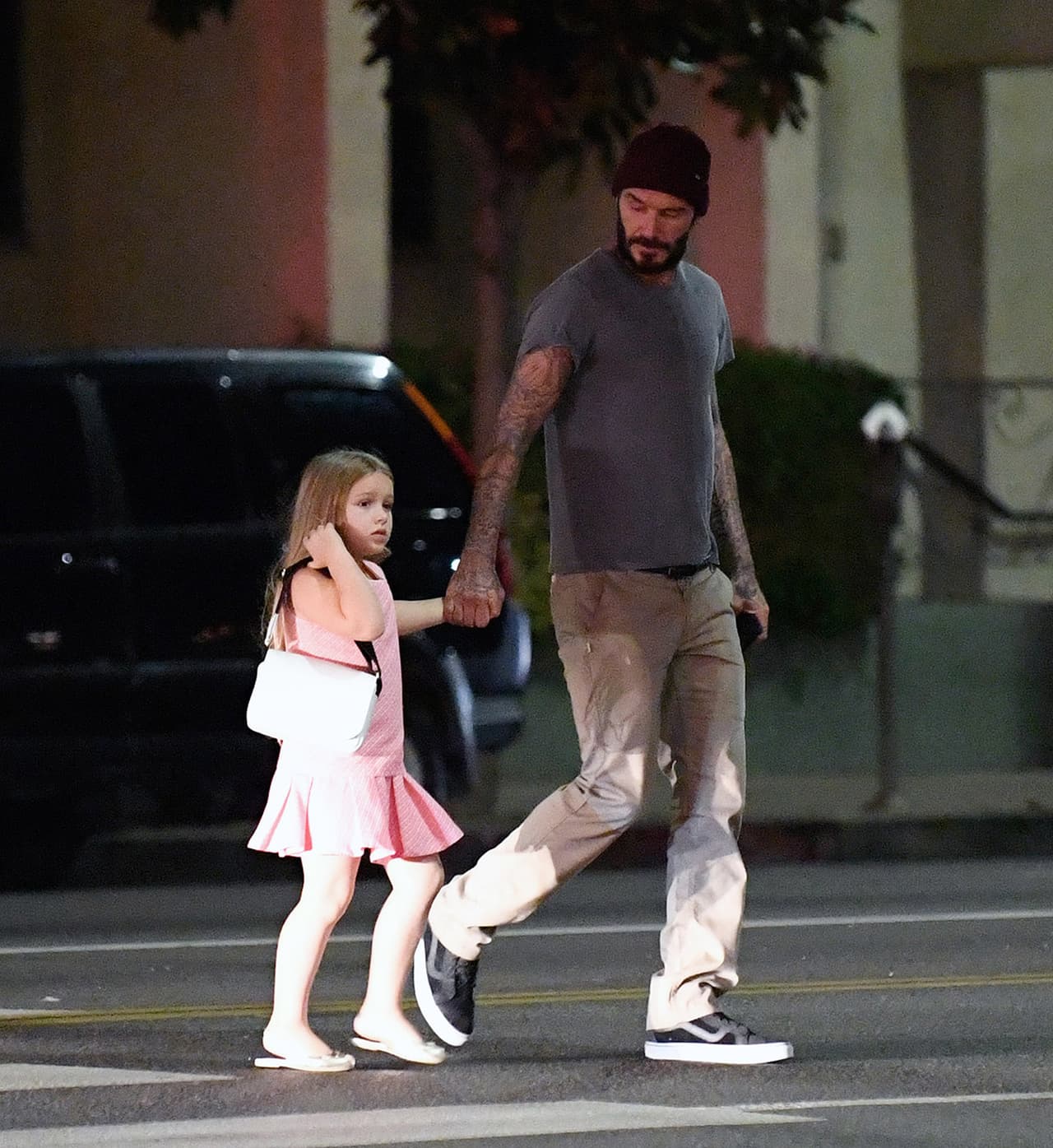 La nena ya usa bolsa de mano.