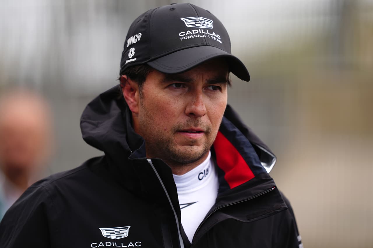 Checo Pérez vive difícil regreso tras pausa de verano en Fórmula 1