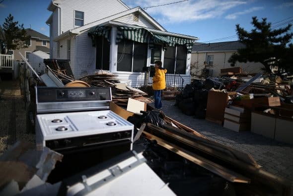 El huracán Sandy causó fuertes vientos y tormentas que provocaron grandes inundaciones y pérdidas humanas y materiales.