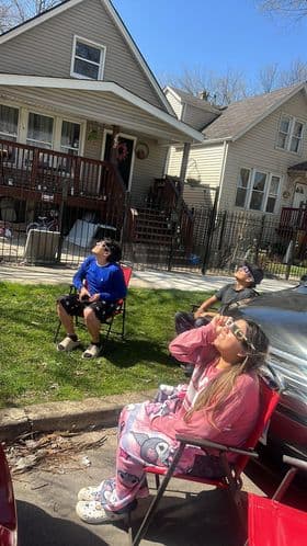 Reunidos al sur de Chicago para disfrutar del eclipse.